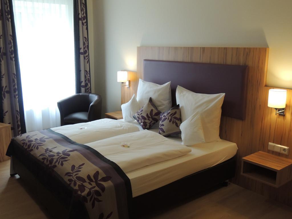 Sutter'S Landhaus Hotel Gensingen Ruang foto