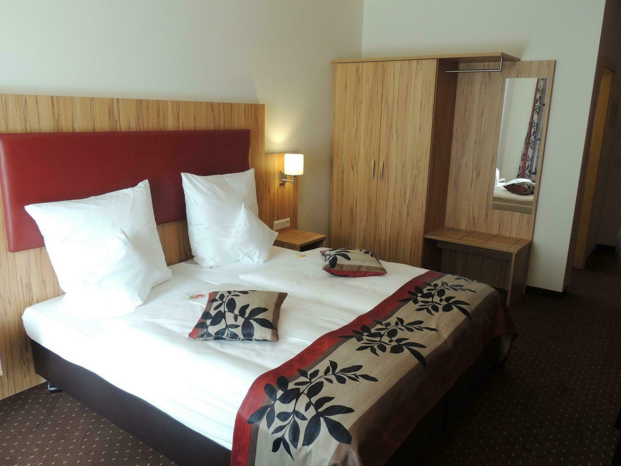 Sutter'S Landhaus Hotel Gensingen Bagian luar foto